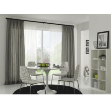 Eetkamer met eettafel, stoelen, rekken en gordijnen