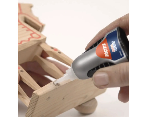 Loctite secondelijm bij het lijmen van een houten speelgoed.