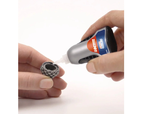 Loctite Super Glue 3 wordt op een sieraad aangebracht voor reparatie.