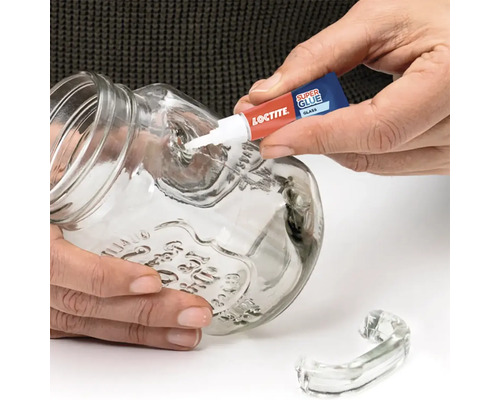 Een persoon lijmt een glazen pot met Loctite Super Glue Glass.