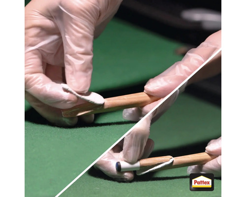 Toepassing van Pattex reparatie kneedmassa op een houten staaf door een persoon met handschoenen