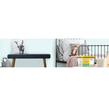 Decoratieve kamer met bank, kussens, bed en een emmer verf