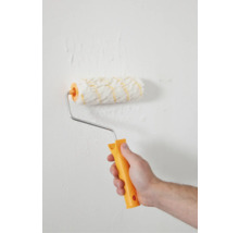 Een persoon schildert een muur met een verfroller.