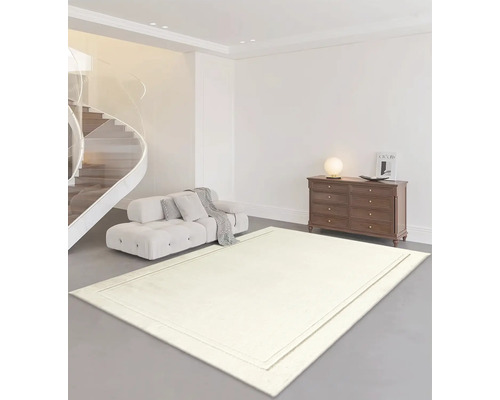 Inrichting met een lichtgekleurd tapijt, een bank, een commode en een wenteltrap in een lichte kamer.