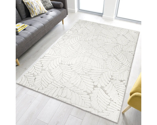 Vloerkleed met bladmotief in een lichte woonkamer