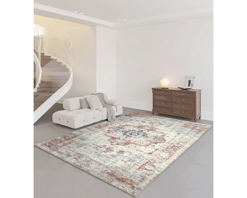 Woonkamer met bank, dressoir en vloerkleed met patroon