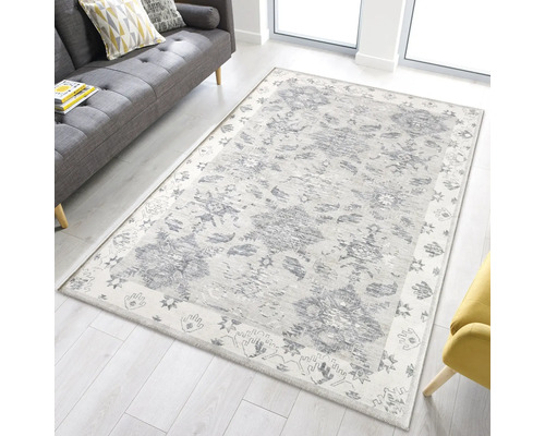 Tapijt met grijs bloemmotief in een woonkamer met bank