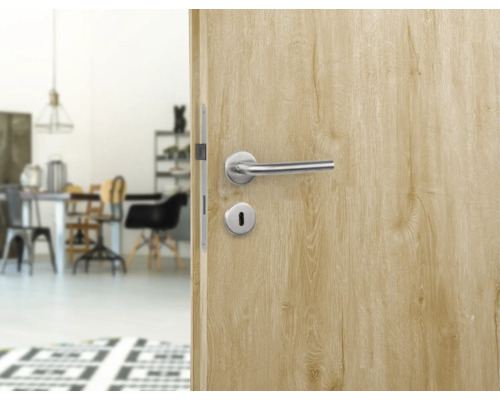 Close-up van een houten deur met handgreep en sleutelgat