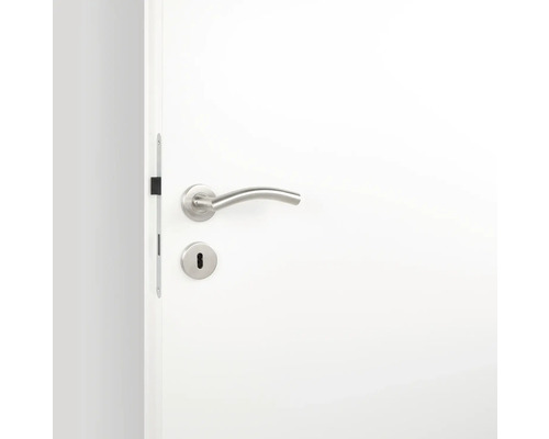 Witte binnendeur met zilverkleurige deurklink en sleutelgat