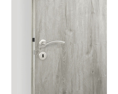 Grijze houten deur met zilverkleurige deurklink