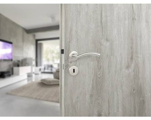 Deur met beslag in een lichte woonkamer