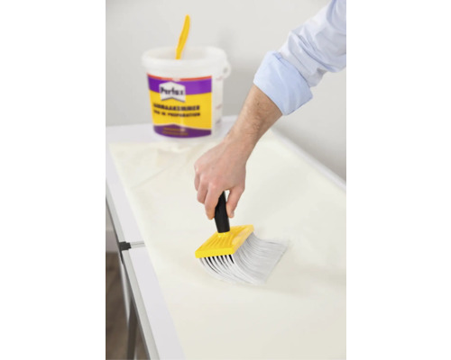 Behanglijm aanbrengen met een borstel en emmer