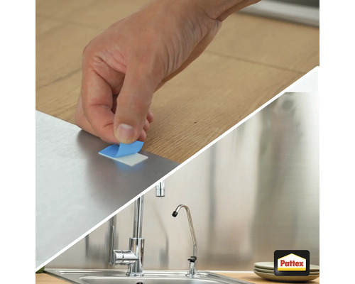 Persoon bevestigt een keukenachterwand met plakstrips. Pattex logo zichtbaar.