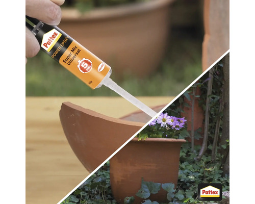 Twee gedeelde weergaven van een persoon die een kapotte terracotta bloempot lijmt met Pattex Power Epoxy Universal, en een intacte terracotta bloempot met bloemen en klimop.