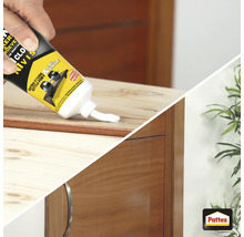 Een persoon brengt montagekit aan op een stuk hout, met het Pattex logo op de achtergrond.