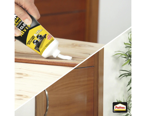 Een persoon brengt montagekit aan op een stuk hout, met het Pattex logo op de achtergrond.