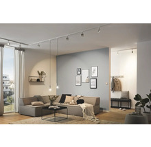 Woonkamer met railsysteem, bank en decoratie