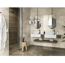Moderne badkamer met tegels in hout- en steenlook, wastafelmeubel met twee wastafels, spiegels en douche.