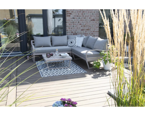 Terras met hoeklounge, salontafel en vloerkleed voor buiten