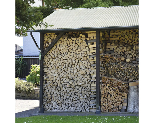 Houtopslag met gestapeld brandhout en aanmaakhout