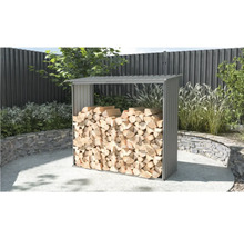 Metalen houtopslag in de tuin met gestapeld brandhout