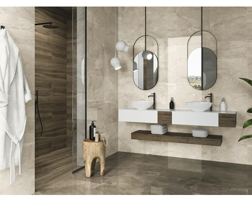 Lichte badkamer met douche, wastafel, spiegels en tegels in marmerlook