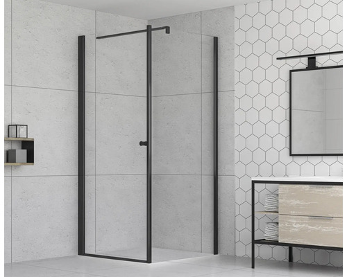 Douchewand met zwart frame in een badkamer