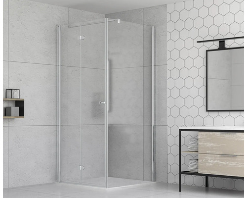 Badkamer met glazen douchecabine, wastafel en spiegel