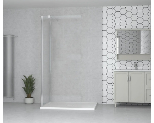 Lichte badkamer met inloopdouche, wastafelonderkast en decoratieve wandbekleding.