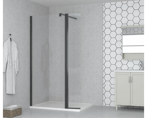 Badkamer met douchecabine met zwart frame, wastafel en witte badjas