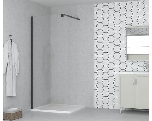 Badkamer met inloopdouche, wastafelonderkast en spiegel