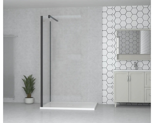 Badkamer met inloopdouche, wastafelonderkast en radiator