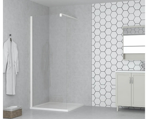 Moderne badkamer met douchewand, wastafel en spiegel