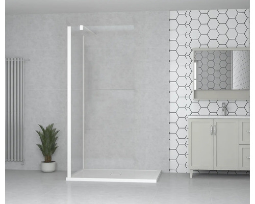 Badkamer met douchewand, wastafelonderkast en spiegel