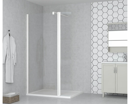 Badkamer met douchewand, wastafel en handdoek