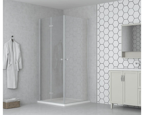 Douchecabine met helder glas in een lichte badkamer