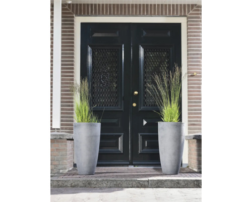 Entree met twee hoge plantenbakken met siergrassen voor een voordeur