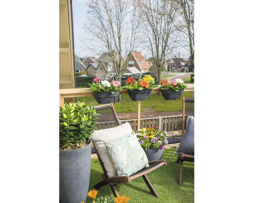 Gedecoreerd balkon met bloembakken, stoelen en plantenbakken voor een gezellige sfeer