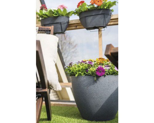 Scène met bloempotten en tuinmeubelen op een balkon