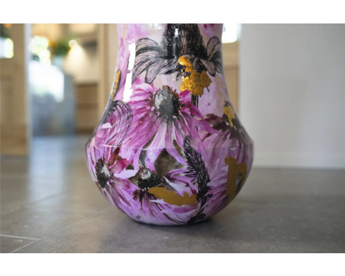 Bloemenvaas met paarse en gouden decoratie