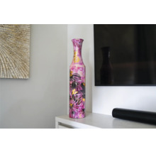 Decoratieve bloemenvaas met bloemmotief op een dressoir
