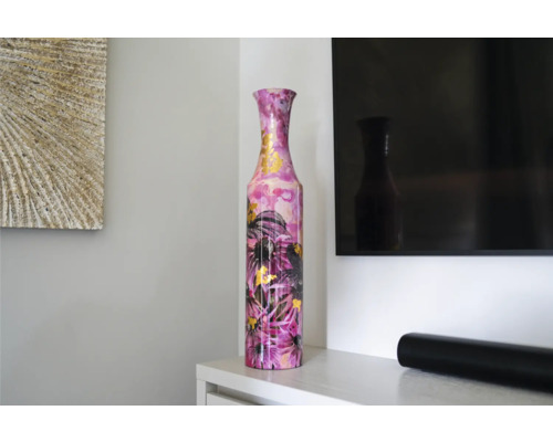 Decoratieve bloemenvaas met bloemmotief op een dressoir