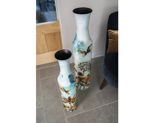 Twee decoratieve vazen met bloemmotieven