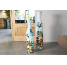 Twee decoratieve vazen met bloemen- en vlinderpatroon