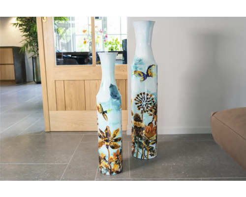 Twee decoratieve vazen met bloemen- en vlinderpatroon