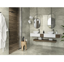Moderne badkamer met douche, wastafel en spiegels