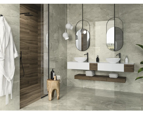 Lichte badkamer met douche, dubbele wastafel, hangende spiegels en grijze tegels.