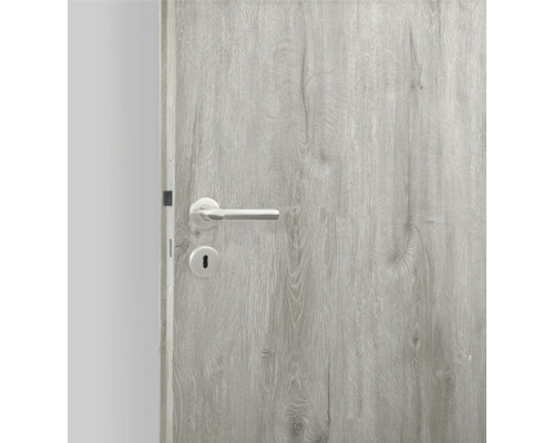 Grijze houten deur met zilverkleurige handgreep