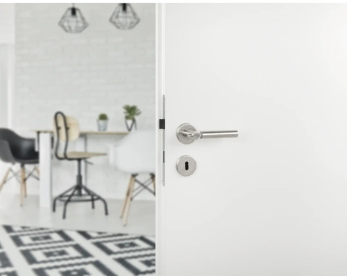 Witte deur met deurklink en sleutelgat