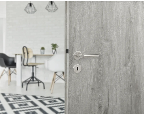 Grijze binnendeur met beslag in een modern interieur